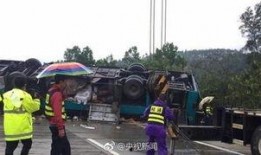 转运大巴车翻车爆料视频,转运大巴翻车现场视频曝光